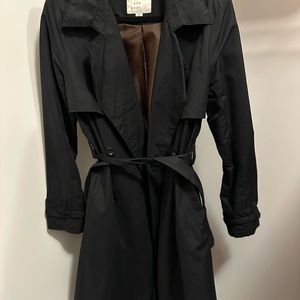 Women’s black trenchcoat water resistant